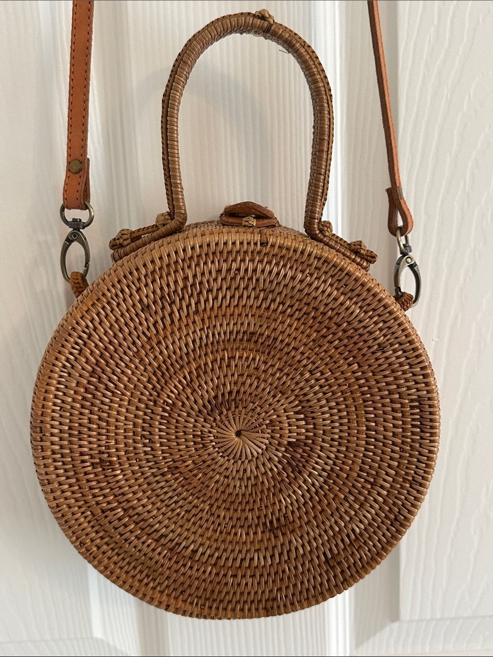 Handwoven round crossbody Bali bag/purse - Picture 3 of 13